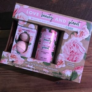 NIB 🌸💕Love Beauty and Planet bath set.